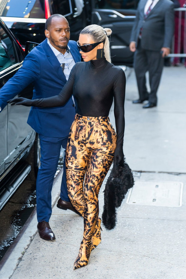 Kim Kardashian lansuje wet-look flip bun