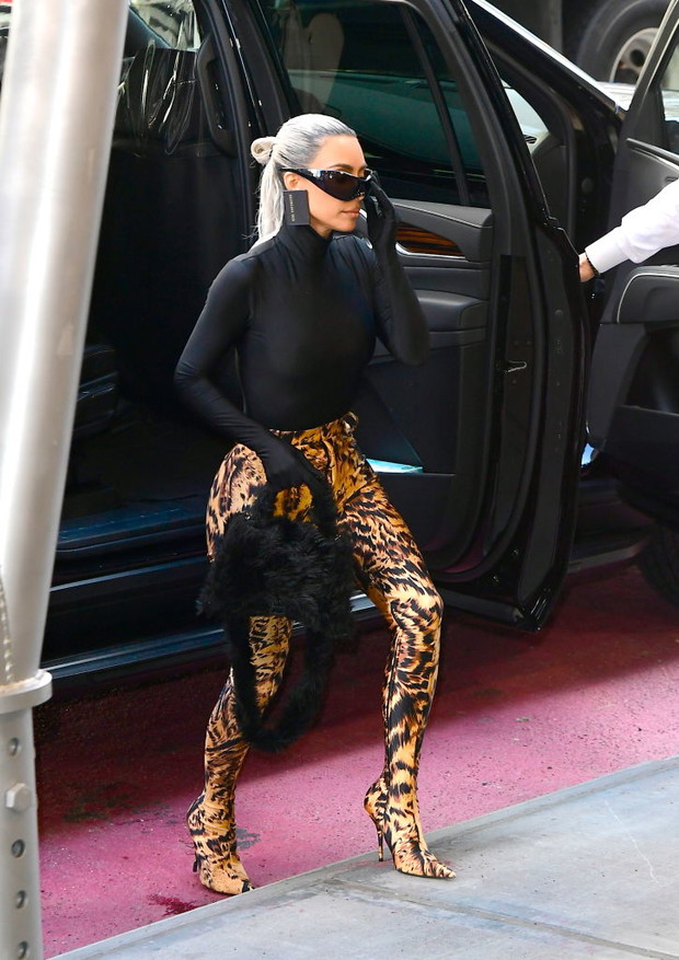 Kim Kardashian lansuje wet-look flip bun