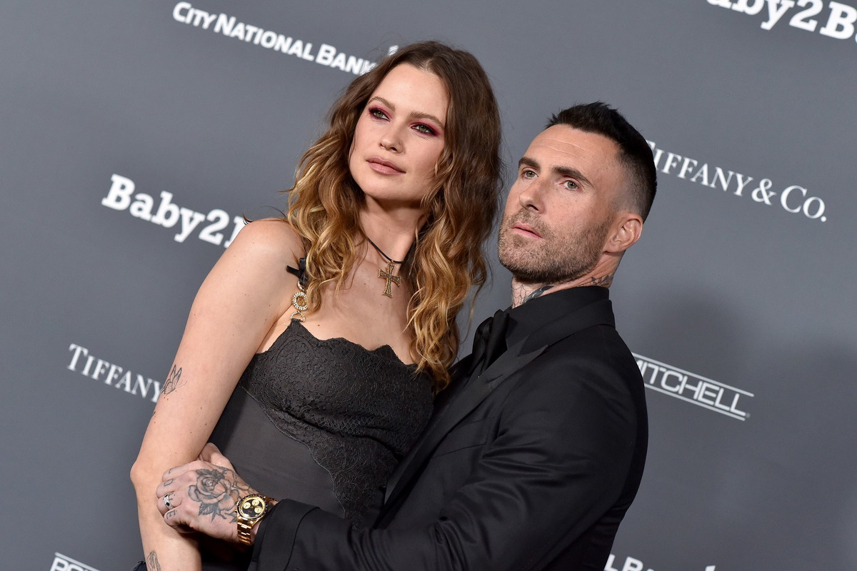 Behati Prinsloo i Adam Levine