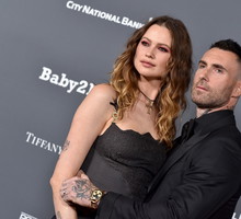 Behati Prinsloo i Adam Levine