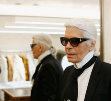 Karl Lagerfeld wykonywał swoje szkice przy pomocy palety... cieni do powiek japońskiej marki Shu Uemura. Co więcej, jej twórcy specjalnie dla dyrektora kreatywnego Chanel stworzyli nawet specjalny odcień czerwieni.