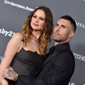 Behati Prinsloo i Adam Levine