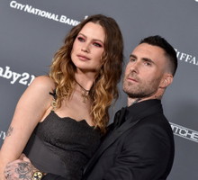 Behati Prinsloo i Adam Levine