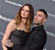 Behati Prinsloo i Adam Levine