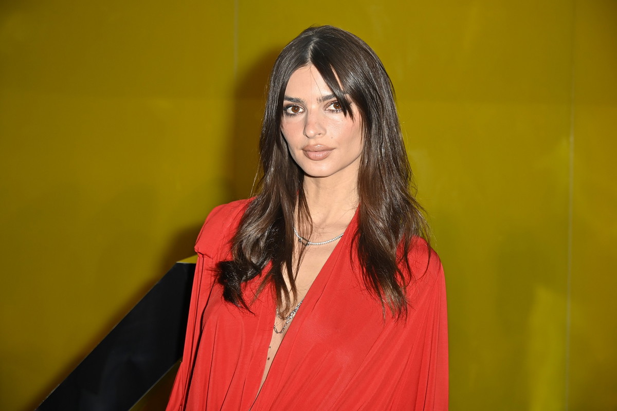 Jak dba o cerę Emily Ratajkowski? Jej ulubiony kosmetyk jest przebojem na TikToku i bazuje na hicie koreańskiej pielęgnacji