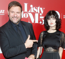 Tomasz Karolak z córką na czerwonym dywanie