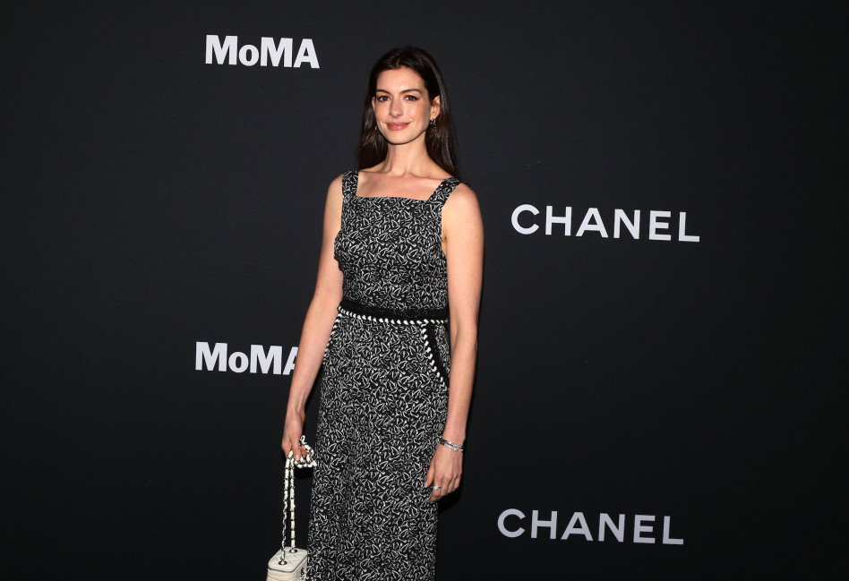 Pamiętacie grzywkę Anne Hathaway z „Diabeł ubiera się u Prady”? Za sprawą swojej nowej fryzury aktorka udowadnia, że znów jest hitem!