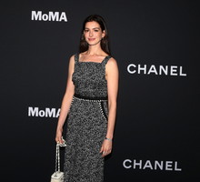 Pamiętacie grzywkę Anne Hathaway z „Diabeł ubiera się u Prady”? Za sprawą swojej nowej fryzury aktorka udowadnia, że znów jest hitem!