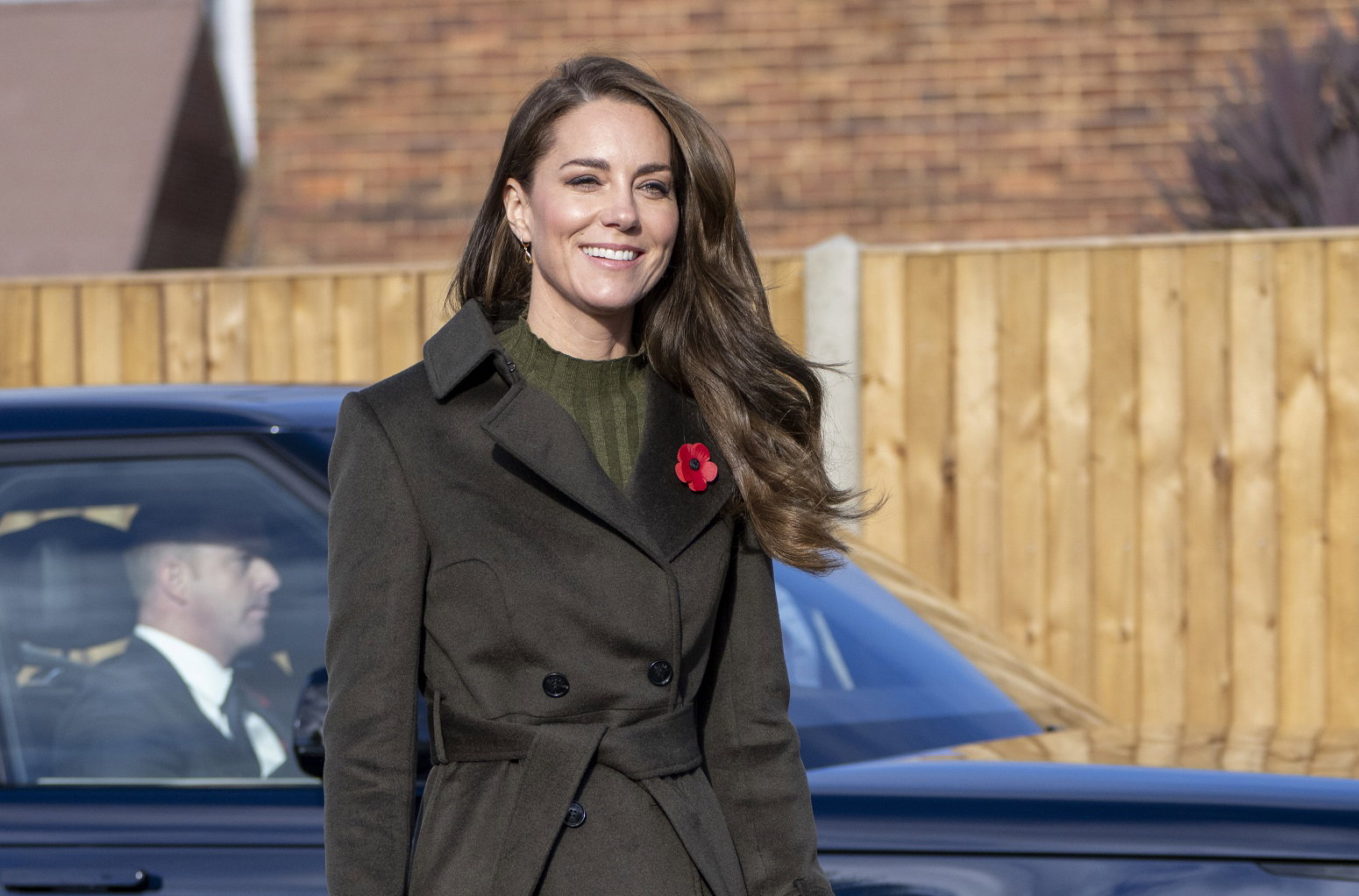 Ciepła sukienka do pracy? Idealny model znalazła w sieciówce Kate Middleton. Mamy też kilka innych propozycji