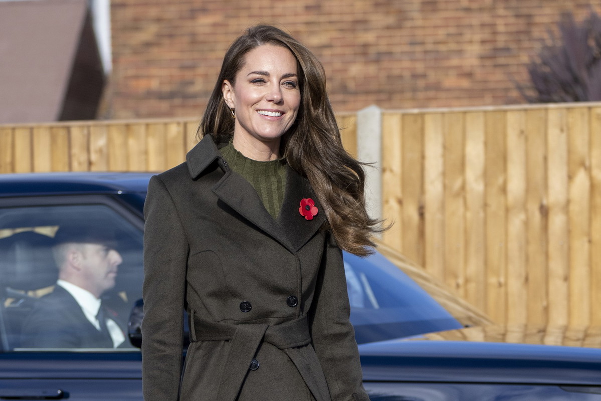 Ciepła sukienka do pracy? Idealny model znalazła w sieciówce Kate Middleton. Mamy też kilka innych propozycji