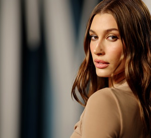 Kosmetyki do makijażu Hailey Bieber to 5 propozycji, które chcemy włożyć do własnej kosmetyczki