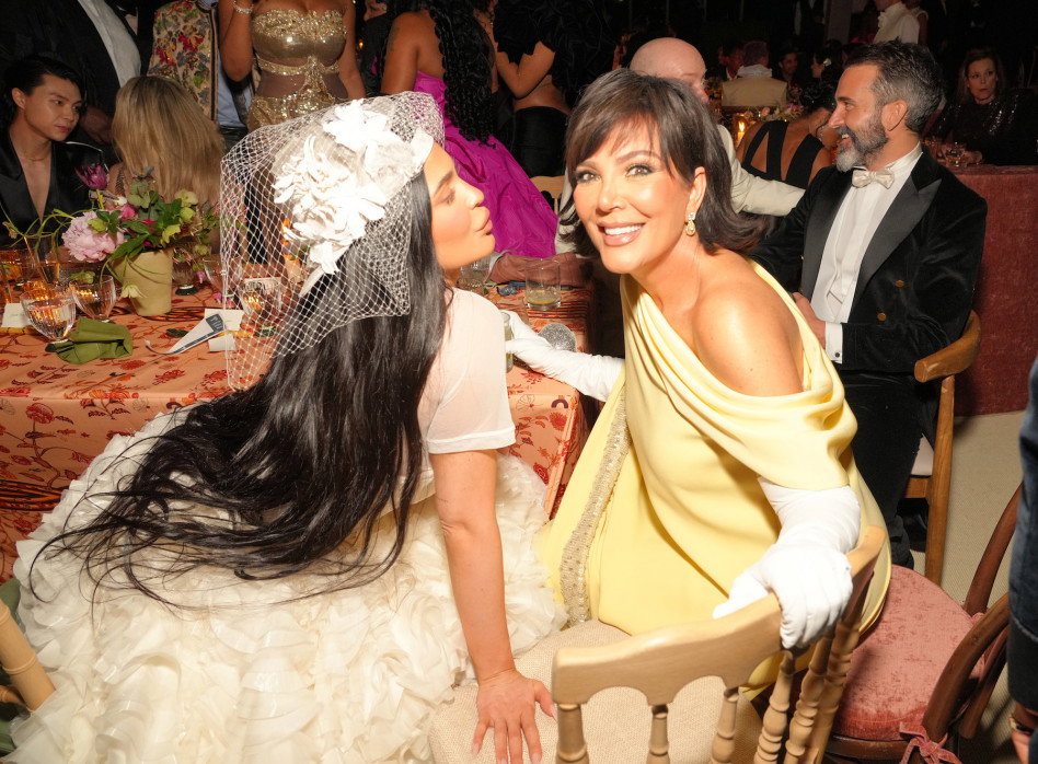 met-gala-2022-kris-jenner-jak-jackie-kennedy-slynna-mama-kim-kendall-i-kylie-wygladala-zupelnie-jak-amerykanska-ikona-stylu-b1fcdd5