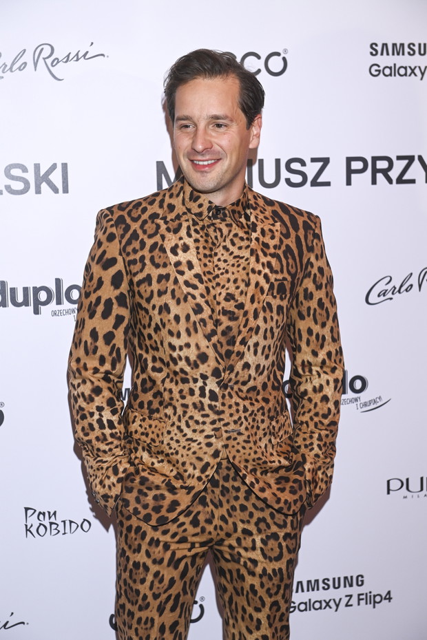 Krzysztof Zalewski pierwszy raz pokazał się z narzeczoną. Para postawiła na pasujące stylizacje