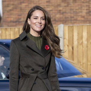 Ciepła sukienka do pracy? Idealny model znalazła w sieciówce Kate Middleton. Mamy też kilka innych propozycji