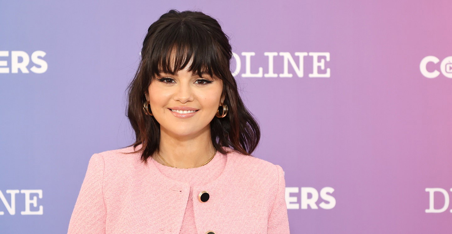 Makijaż Seleny Gomez to świetlisty make-up no make-up. Jakie kosmetyki pozwalają piosenkarce uzyskać taki efekt?