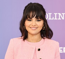 Makijaż Seleny Gomez to świetlisty make-up no make-up. Jakie kosmetyki pozwalają piosenkarce uzyskać taki efekt?