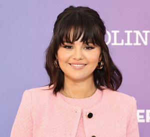 Makijaż Seleny Gomez to świetlisty make-up no make-up. Jakie kosmetyki pozwalają piosenkarce uzyskać taki efekt?