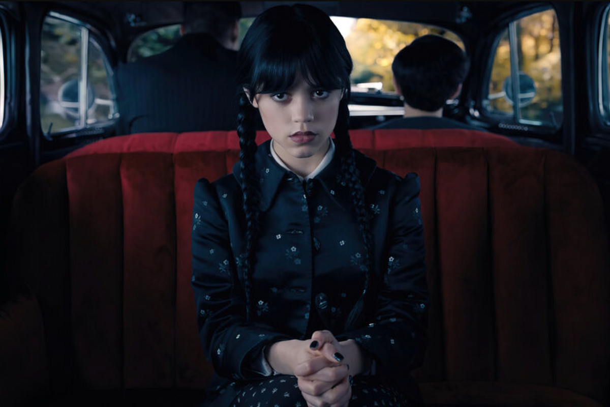 Usta Wednesday Addams zapoczątkowały nowy trend w makijażu. Do odtworzenia efektu z planu filmowego wystarczą dwa kosmetyki