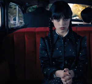 Usta Wednesday Addams zapoczątkowały nowy trend w makijażu. Do odtworzenia efektu z planu filmowego wystarczą dwa kosmetyki
