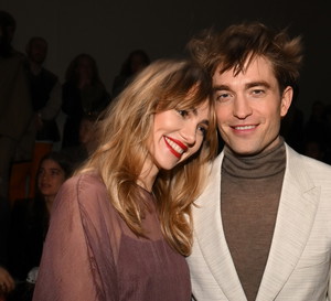 Robert Pattinson i Suki Waterhouse zadebiutowali na pokazie Diora. Para po raz pierwszy pokazała się oficjalnie razem