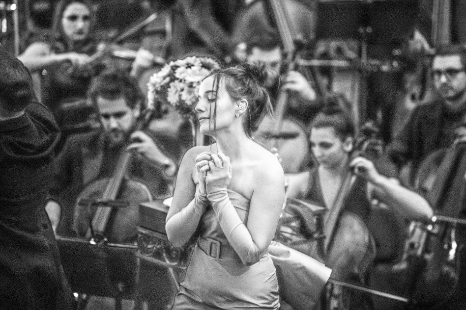 Orkiestra, chór i gołe stopy. Byłem na koncercie Sanah w Filharmonii Narodowej i oto, co o tym myślę [RELACJA, ZDJĘCIA]
