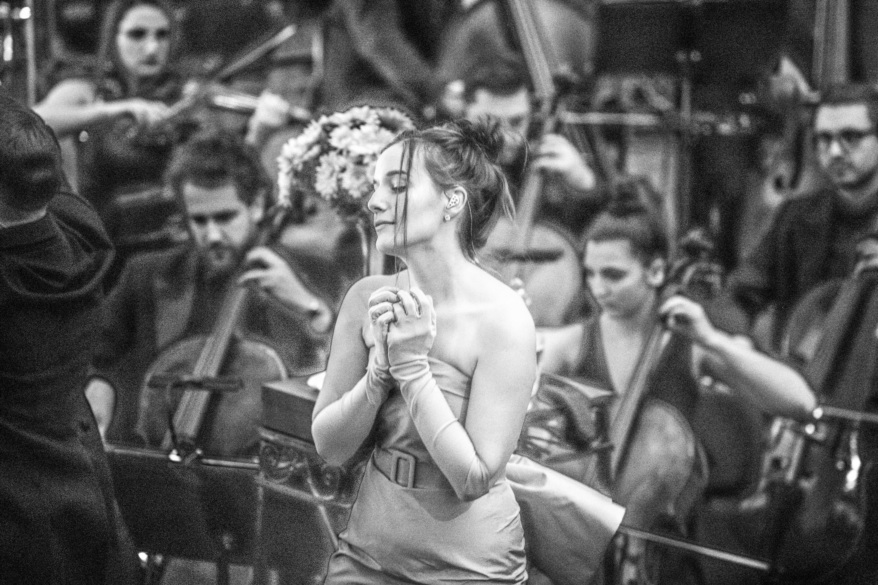 Orkiestra, chór i gołe stopy. Byłem na koncercie Sanah w Filharmonii Narodowej i oto, co o tym myślę [RELACJA, ZDJĘCIA]