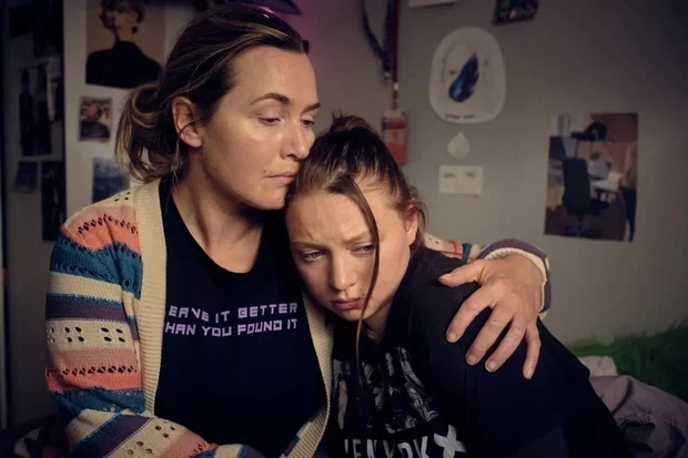 Kate Winslet i Mia Threapleton