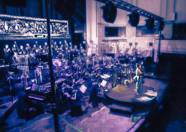 Orkiestra, chór i gołe stopy. Byłem na koncercie Sanah w Filharmonii Narodowej i oto, co o tym myślę RELACJA, ZDJĘCIA