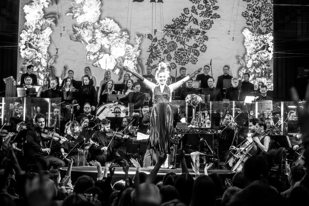 Orkiestra, chór i gołe stopy. Byłem na koncercie Sanah w Filharmonii Narodowej i oto, co o tym myślę RELACJA, ZDJĘCIA