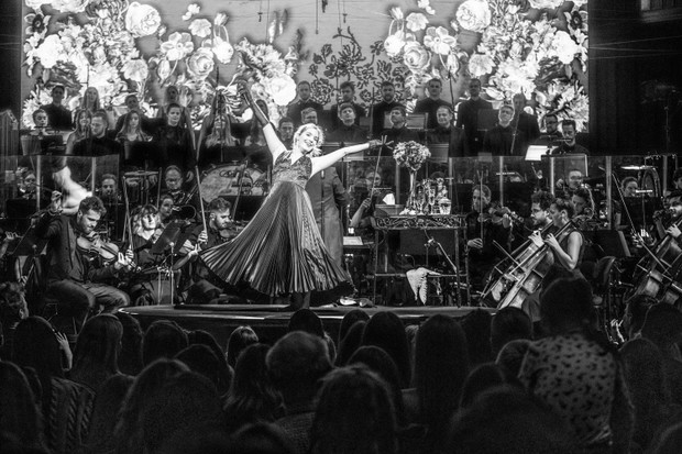 Orkiestra, chór i gołe stopy. Byłem na koncercie Sanah w Filharmonii Narodowej i oto, co o tym myślę RELACJA, ZDJĘCIA