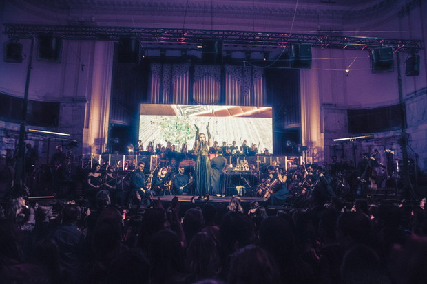 Orkiestra, chór i gołe stopy. Byłem na koncercie Sanah w Filharmonii Narodowej i oto, co o tym myślę RELACJA, ZDJĘCIA