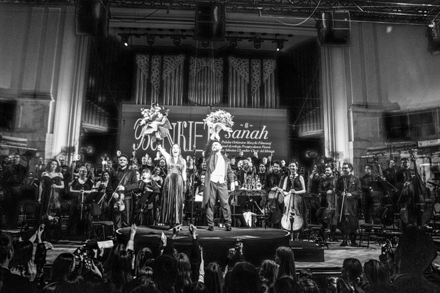 Orkiestra, chór i gołe stopy. Byłem na koncercie Sanah w Filharmonii Narodowej i oto, co o tym myślę RELACJA, ZDJĘCIA