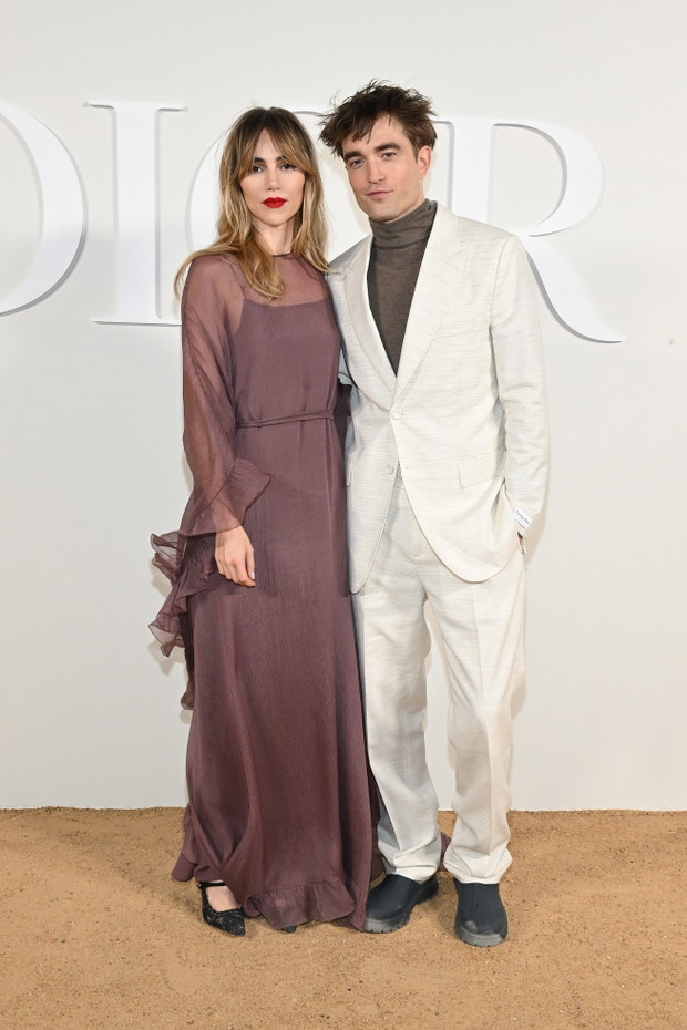 Robert Pattinson i Suki Waterhouse zadebiutowali na pokazie Diora. Para po raz pierwszy pokazała się oficjalnie razem
