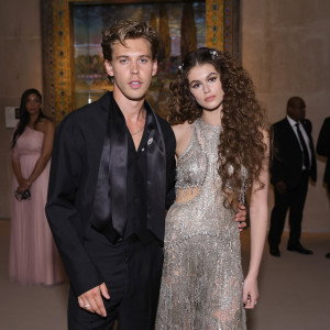 Kaia Gerber na zmysłowym zdjęciu z chłopakiem Austinem Butlerem. Można byłoby nie zorientować się, że to ona gdyby nie jeden drobny szczegół