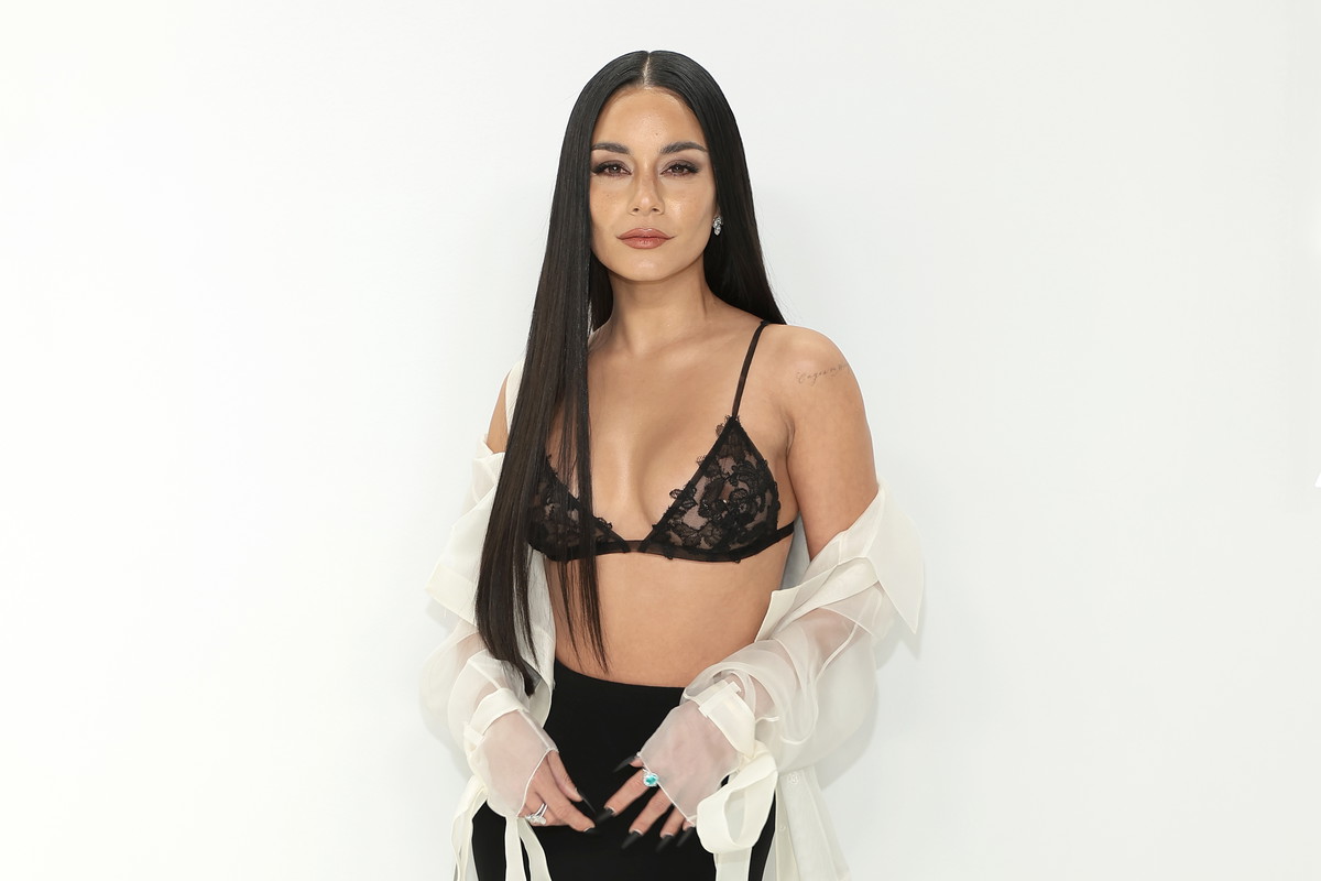 Vanessa Hudgens wygląda jak Lady Gaga w blond włosach i bleached brows