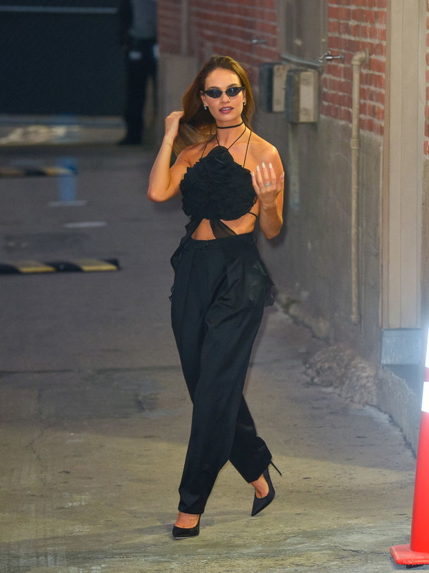 Lily James w stylizacji od Magdy Butrym