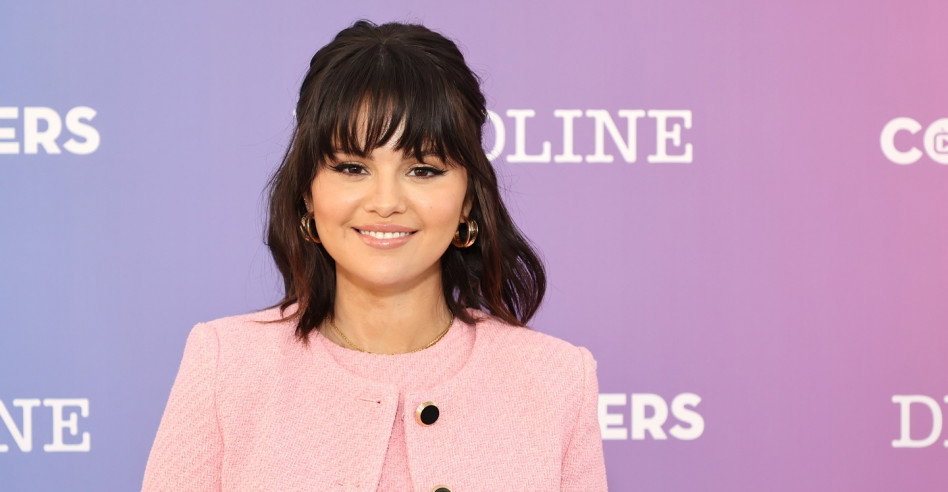 Makijaż Seleny Gomez to świetlisty make-up no make-up. Jakie kosmetyki pozwalają piosenkarce uzyskać taki efekt?