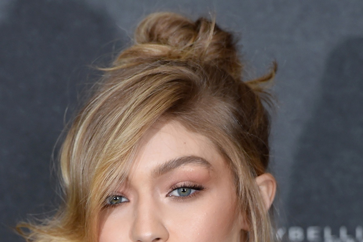 Gigi Hadid używa taniego pudru, który bluruje twarz jak Photoshop. Rozmywa niedoskonałości i rozszerzone pory