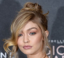 Gigi Hadid używa taniego pudru, który bluruje twarz jak Photoshop. Rozmywa niedoskonałości i rozszerzone pory
