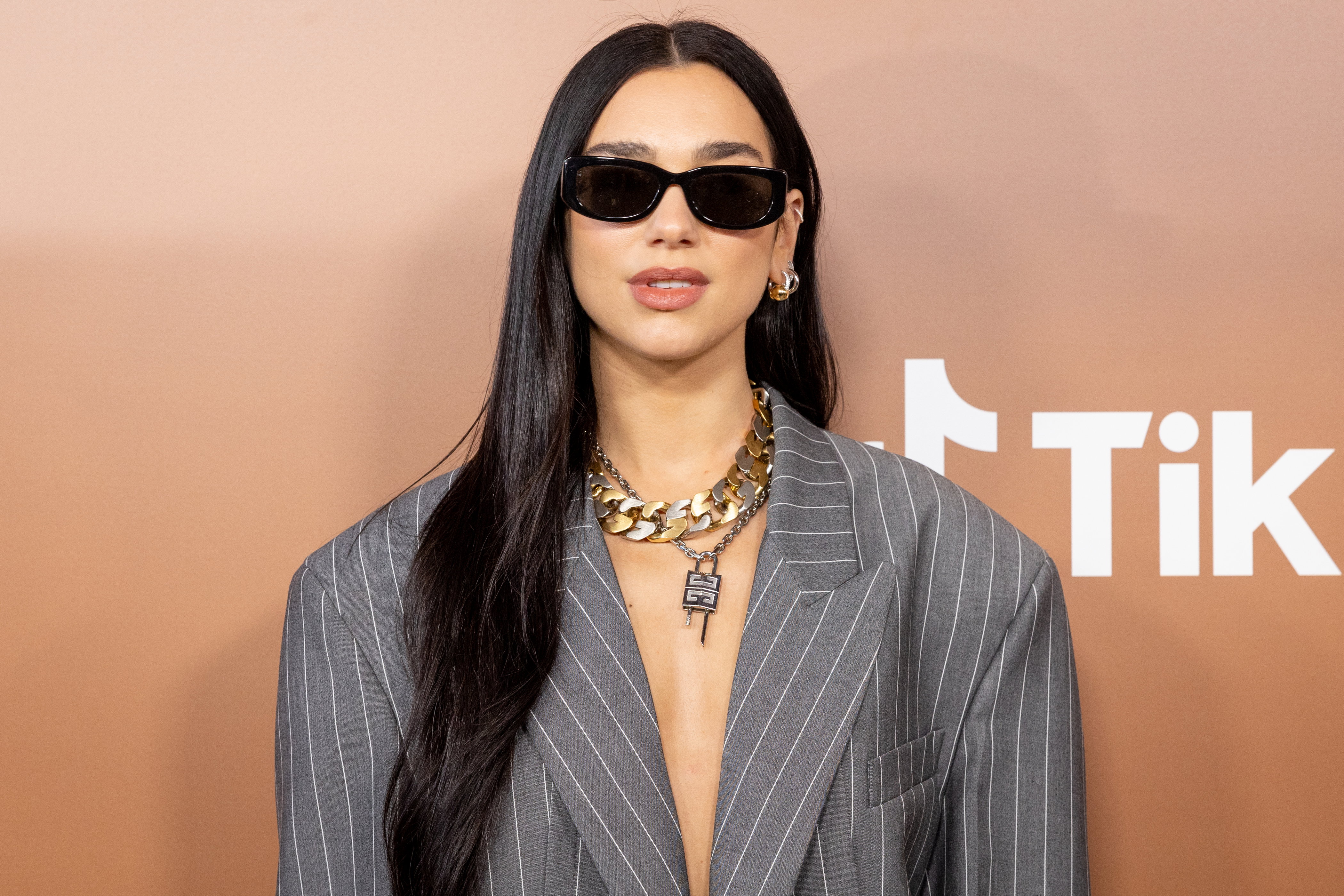 Modne paznokcie 2023: Dua Lipa i pink aura nails
