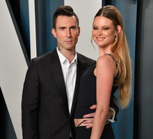 Behati Prinsloo i Adam Levine