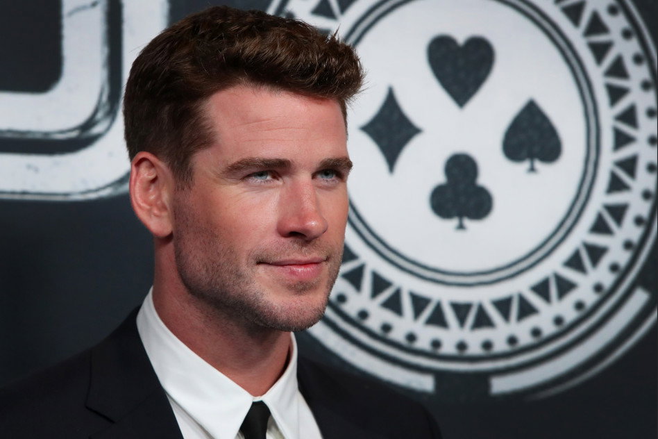 Liam Hemsworth ucina plotki o rozstaniu z partnerką. Nowy „Wiedźmin” po raz pierwszy zabrał ukochaną na czerwony dywan