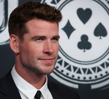 Liam Hemsworth ucina plotki o rozstaniu z partnerką. Nowy „Wiedźmin” po raz pierwszy zabrał ukochaną na czerwony dywan