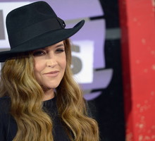 Lisa Marie Presley osierociła nastoletnie córki. Bliźniaczki Harper i Finley to małe kopie ich sławnego dziadka, Elvisa Presleya