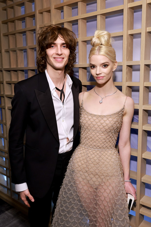 Anya Taylor-Joy w prześwitującej sukience na Critics Choice Awards 2023. Na galę przyszła z ukochanym