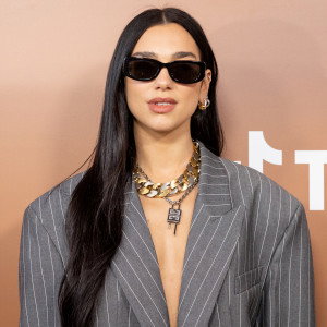 Modne paznokcie 2023: Dua Lipa i pink aura nails