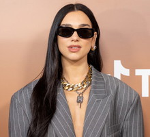 Modne paznokcie 2023: Dua Lipa i pink aura nails