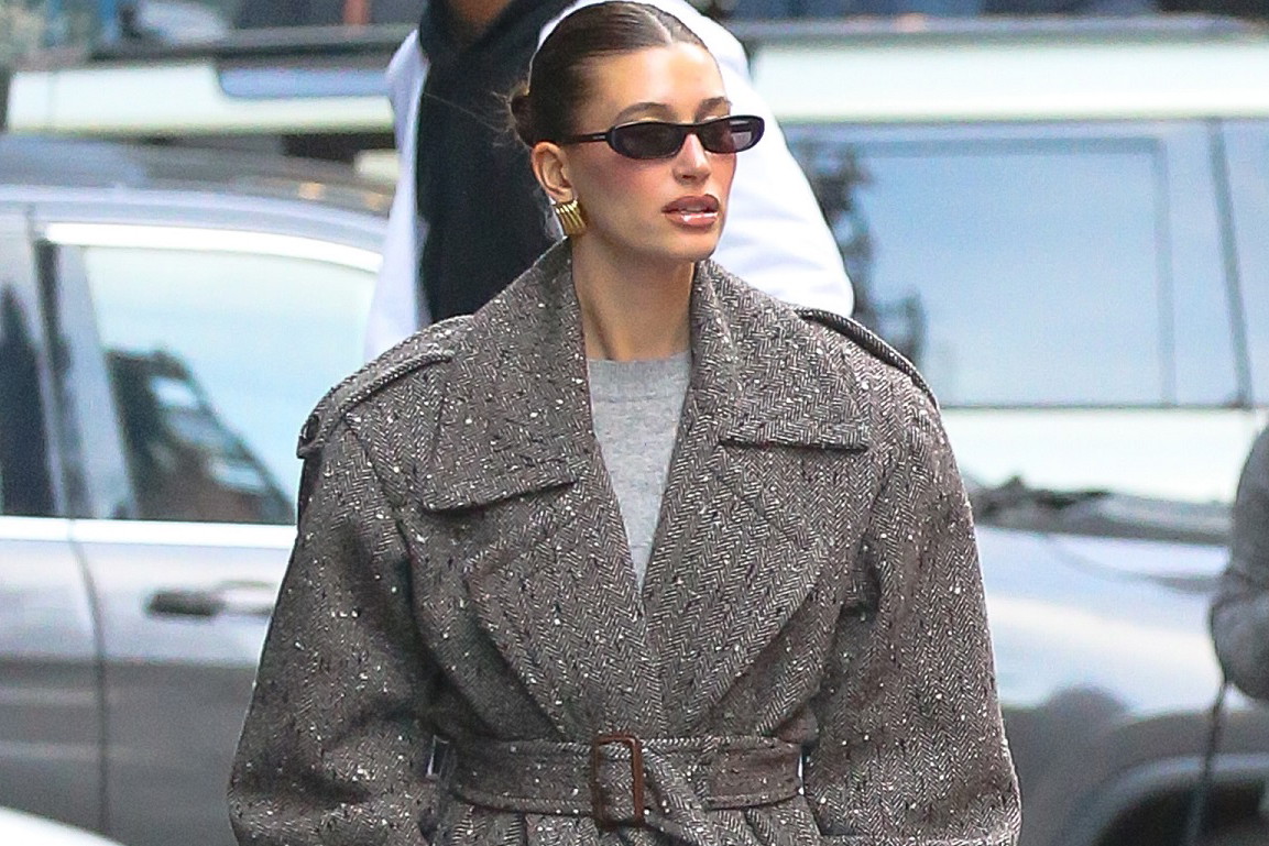 Hailey Bieber to królowa oversizowych płaszczy. Dowód? Mamy ich aż 5 i to takich, które warto przenieść do własnej garderoby
