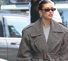 Hailey Bieber to królowa oversizowych płaszczy. Dowód? Mamy ich aż 5 i to takich, które warto przenieść do własnej garderoby