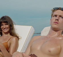 „W trójkącie”: luksusowy rejs, od którego robi się niedobrze. Co wiemy o rewelacyjnym filmie Rubena Östlunda z Woodym Harrelsonem?